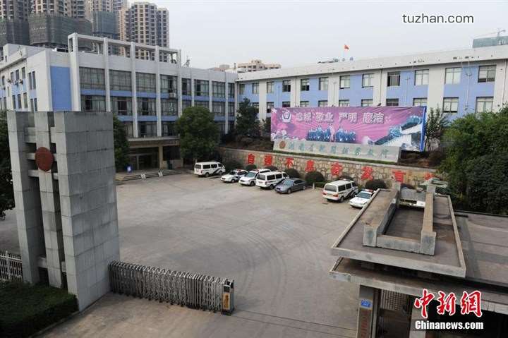 長(zhǎng)沙市坪塘勞動(dòng)教養(yǎng)管理所采購(gòu)我公司定制生產(chǎn)的11KW二用一備自來(lái)水加壓泵站一套，本設(shè)備供水范圍為5公里，供水人數(shù)為3600人，目前本自來(lái)水加壓泵站運(yùn)行平穩(wěn)，高效節(jié)能，受到了管理所的一致好評(píng)！